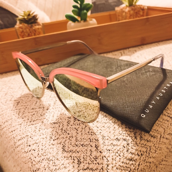 limited edition Quay sunnies 🤍 - Picture 2 of 3